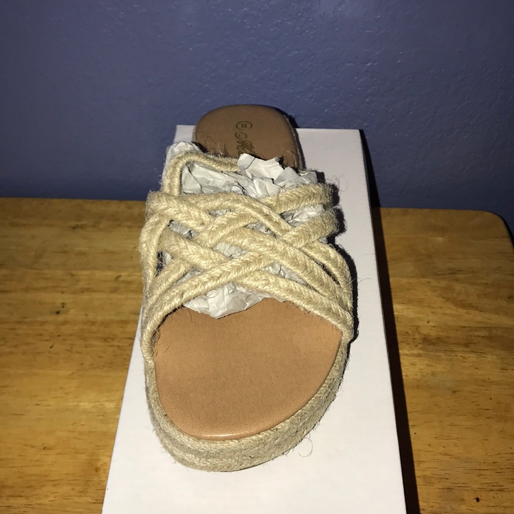 Shoe - Picture 2 of 5